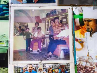 Mimmo ci racconta ora le origini del suo locale. �Lo aprii nel 1971, ereditando i segreti del mestiere da mio zio, anche lui barbiere � spiega -. Ero appena diciottenne e della mia barba, all�epoca, esisteva solo un vigoroso baffo nero�